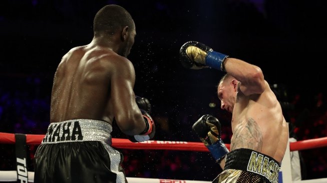 Petinju AS, Terence Crawford (kiri), menang TKO ronde ke-9 atas penantangnya dari Lithuania, Egidijus Kavaliauskas, dalam kejuaraan tinju dunia kelas welter WBO di Madison Square Garden, New York, Sabtu (14/12/2019) malam waktu setempat. [AFP/Getty Images North America/Al Bello]