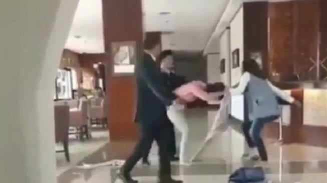 CEK FAKTA: Viral Video Istri Eks Dirut Garuda Labrak Selingkuhan, Benarkah?