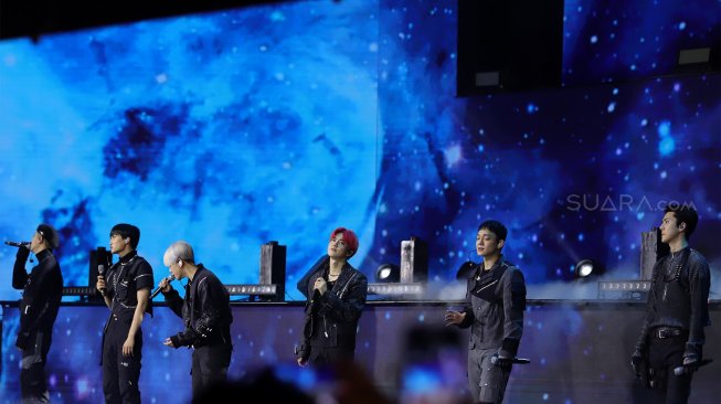 Boyband asal Korea Selatan, EXO tampil pada gelaran konser yang bertajuk 'Transmedia Miracle 18' di Trans Studio Cibubur, Jakarta Timur, Minggu (15/12). [Suara.com/Angga Budhiyanto]