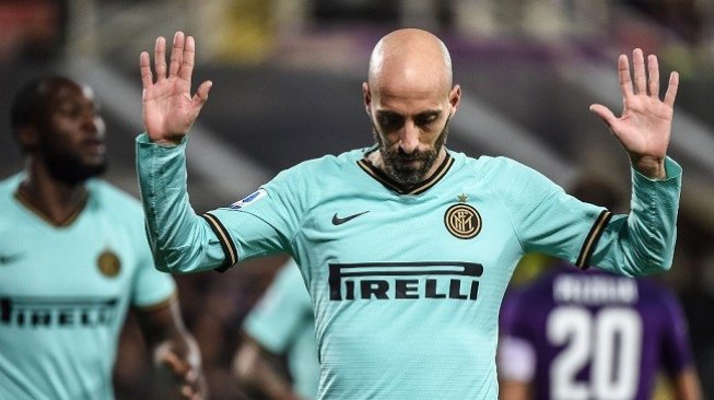 Ekspresi gelandang senior Inter Milan, Borja Valero usai mencetak gol ke gawang bekas timnya Fiorentina di ajang Serie A, Senin (16/12/2019) dini hari WIB. (Foto: AFP/Filippo MONTEFORTE)