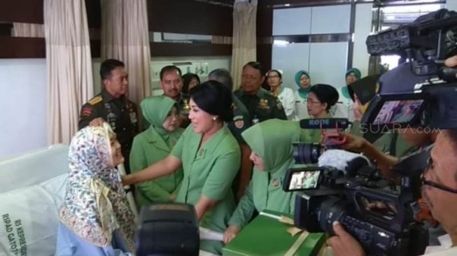 Momen Haru Kasad TNI dan Istri Jenguk Prajurit yang Kena Tumor Otak