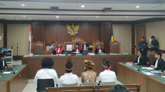 Enam tahan politik Papua pada Senin (16/12/2019) siang, menjalani sidang dakwan terkait kasus pengibaran bendera Bintang Kejora. (Suara.com/M. Yasir)