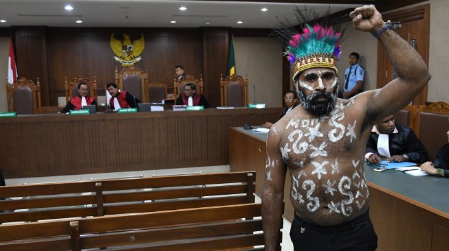 Salah satu terdakwa kasus makar Dano Tabuni (kanan) menyapa pendukungnya usai sidang di Pengadilan Negeri Jakarta Pusat, Jakarta, Senin (16/12). [ANTARA FOTO/Aditya Pradana Putra]