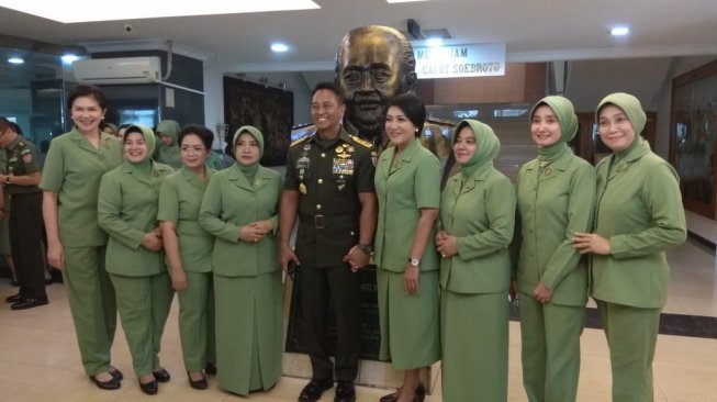 Jendral Andika Perkasa, Kepala Staf TNI Angkatan Darat beserta Istri, Hetty Andika Perkasa (Ketua Persit) berfoto bersama Anggota Persit di RSPAD Gatot Subroto, Jakarta {16/12/2019}