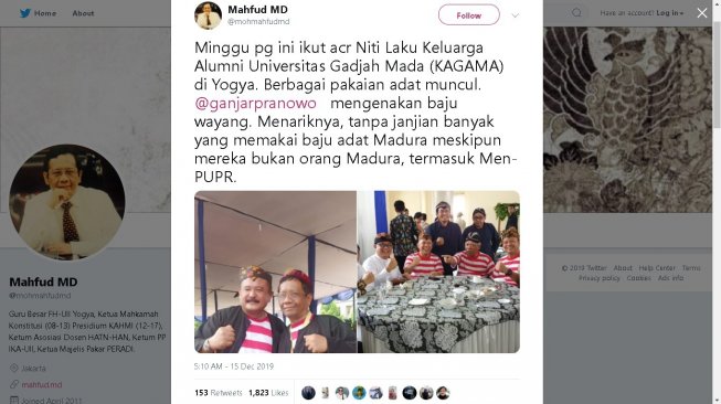 Mahfud MD dan sejumlah menteri lain berpakaian adat Madura di Nitilaku UGM, Minggu (15/12/2019) - (Twitter/@mohmahfudmd)