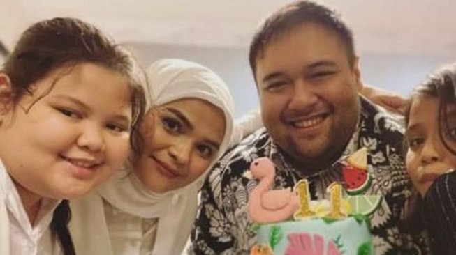 Rosmanizar hadir di ulang tahun putri Didi Mahardika. [Instagram]