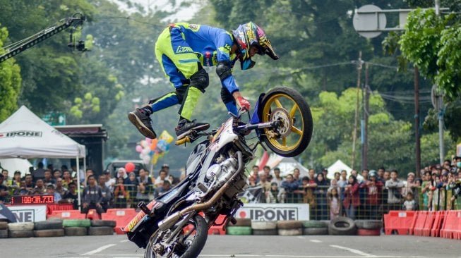 Seorang peserta mengikuti kejuaraan atraksi motor gaya bebas "BXS Pakuan Road" di Jalan Diponegoro, Bandung, Jawa Barat, Minggu (15/12). [ANTARA FOTO/Raisan Al Farisi]