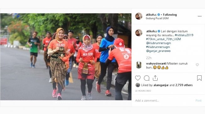 Siti Atikoh lari sambil berkostum wayang di Nitilaku UGM, Minggu (15/12/2019) -(Instagram/@atikoh.s)