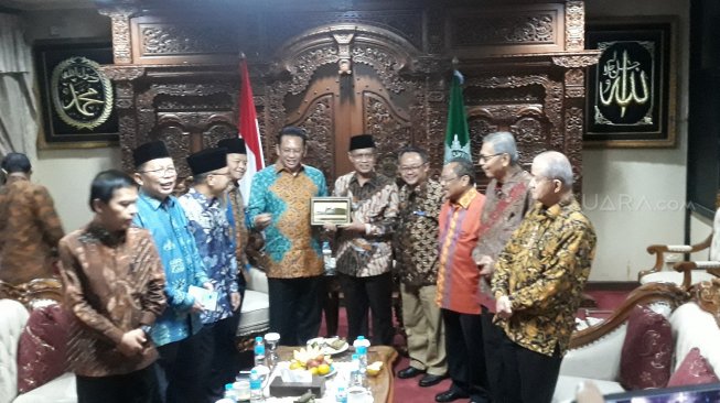 Ketua PP Muhammadiyah Haedar Nasir menerima Ketua MPR Bambang Soesatyo (Bamsoet) di Kantor PP Muhammadiyah, Jakarta. (Suara.com/Novian)