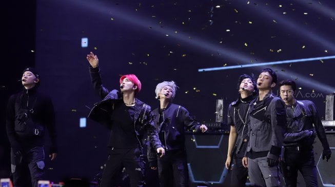 Boyband asal Korea Selatan, EXO tampil pada gelaran konser yang bertajuk 'Transmedia Miracle 18' di Trans Studio Cibubur, Jakarta Timur, Minggu (15/12). [Suara.com/Angga Budhiyanto]