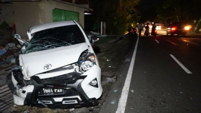 Dua Mobil Tabrakan di Padang Pariaman, Pengemudi Alami Patah Tulang