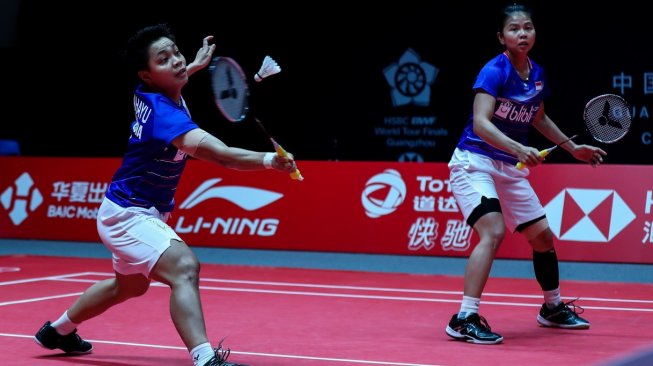 Pasangan ganda putri Indonesia, Greysia Polii/Apriyani Rahayu, kalah di laga pamungkas Grup A BWF World Tour Finals 2019 dari wakil tuan rumah Due Yue/Li Yin Hui (China), Jumat (13/12). [Humas PBSI]