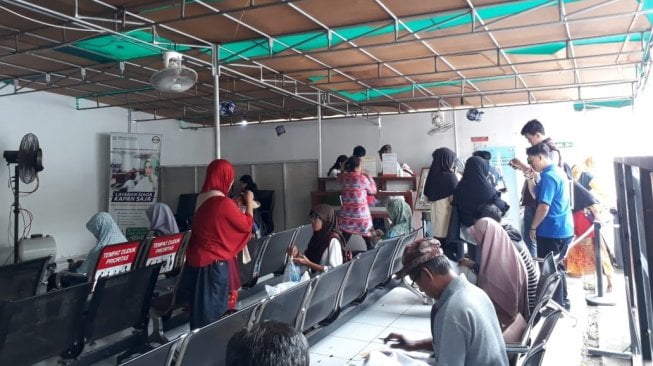 Jelang Tahun Baru, Warga Depok Ramai-ramai Urus Penurunan Kelas Iuran BPJS