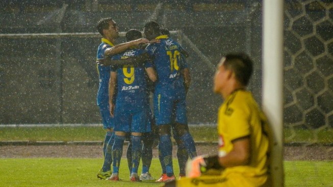 Sejumlah pesepak bola Persib Bandung melakukan selebrasi usai gol yang dicetak oleh Ezechiel Ndouasel ke gawang Perseru Badak Lampung pada laga lanjutan Liga 1 pekan ke 33 di Stadion Si Jalak Harupat, Kabupaten Bandung, Jawa Barat, Senin (16/12/2019). Pertandingan tersebut dimenangkan oleh Persib Bandung dengan skor 4-0. ANTARA FOTO/Raisan Al Farisi/wsj.