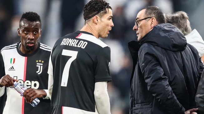 Megabintang Juventus, Cristiano Ronaldo (tengah) berbincang dengan sang pelatih, Maurizio Sarri pada laga lanjutan Liga Italia 2019/2020 kontra Udinese di Juventus Stadium, Turin, Minggu (15/12/2019) malam WIB. [Isabella BONOTTO / AFP]