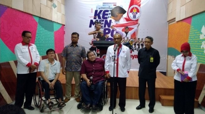 Ketua Umum NPC Indonesia, Senny Marbun (keempat dari kiri) dalam konferensi pers terkait ASEAN Para Games 2020 Filipina di Gedung Kemenpora, Senayan, Jakarta, Senin (16/12/2019). [Suara.com/Arief Apriadi]