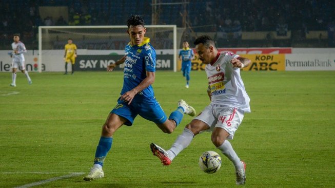 Pesepak bola Persib Bandung Zalnando (kiri) berebut bola dengan pesepak bola Perseru Badak Lampung Fernandinho (kanan) saat laga lanjutan Liga 1 pekan ke 33 di Stadion Si Jalak Harupat, Kabupaten Bandung, Jawa Barat, Senin (16/12/2019). Pertandingan tersebut dimenangkan oleh Persib Bandung dengan skor 4-0. ANTARA FOTO/Raisan Al Farisi/wsj.