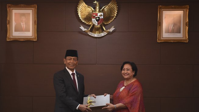 Ketua Dewan Pertimbangan Presiden (Wantimpres) periode 2015-2019 Sri Adiningsih (kanan) menyerahkan dokumen kepada Ketua Watimpres periode 2019-2024 Wiranto, saat Serah terima jabatan ketua dan anggota Wantimpres periode 2015-2019 kepada ketua dan anggota Wantimpres periode 2019-2024 di Jakarta, Senin (16/12/2019). [ANTARA FOTO/Nova Wahyudi]