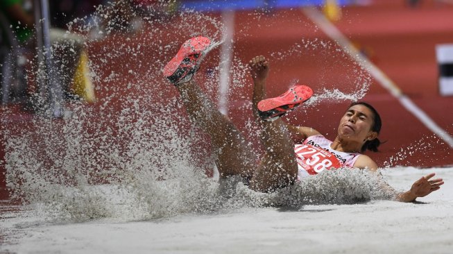 Atlet lompat jangkit Indonesia Maria Natalia Londa melompat pada pertandingan Lompat Jangkit Putri SEA Games ke-30 di Stadion Atletik New Clark, Filipina, Sabtu (7/12/2019). [ANTARA FOTO/Nyoman Budhiana]