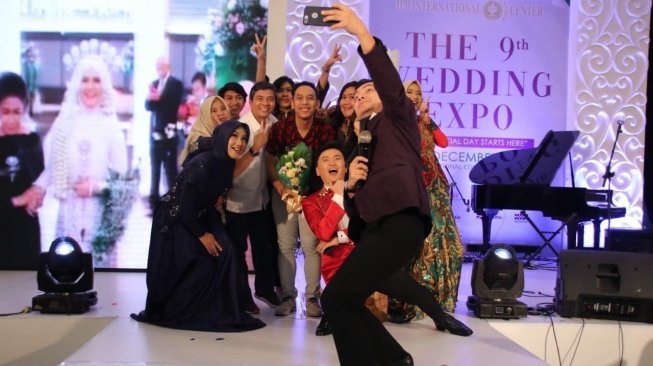 Pongki Barata berpose bareng penggemar, saat tampil di acara wedding expo. [istimewa]