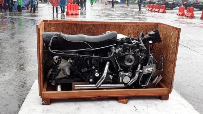 Penampakan barang bukti sepeda motor jenis Harley Davidson yang diselundupkan di Pelabuhan Tanjung Priok. (Suara.com/Achmad Fauzi).