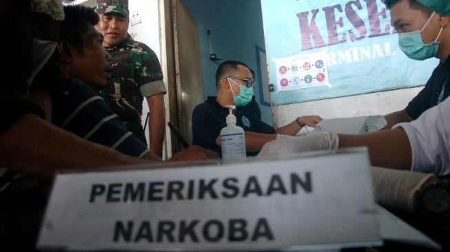 Petugas memeriksa kesehatan supir bus di Terminal Tegal, Jawa Tengah, Selasa (17/12). [ANTARA FOTO/Oky Lukmansyah]