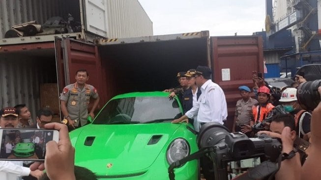 Selundupan Mobil  dan Motor Mewah  di Tanjung  Priok  Negara 
