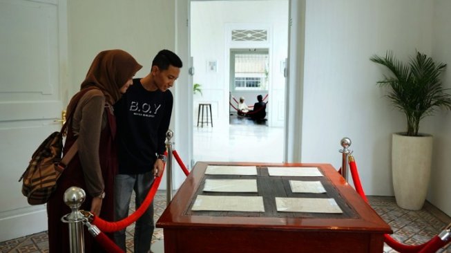 Pengunjung dapat melihat perkembangan pendidikan di Indonesia dari masa ke masa. (Dok : Museum Pendidikan)