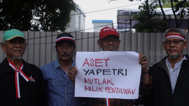 Sejumlah massa yang tergabung dalam Ikatan Pensiunan Perum Percetakan Uang RI (IKAPPRI) melakukan aksi unjuk rasa di depan kantor Peruri, Kebayoran Baru, Jakarta Selatan, Selasa (17/12). [Suara.com/Angga Budhiyanto]