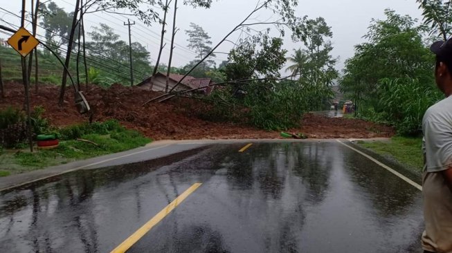 Hujan Deras, Jalur Banjarnegara-Wonosobo Terputus Akibat Longsor