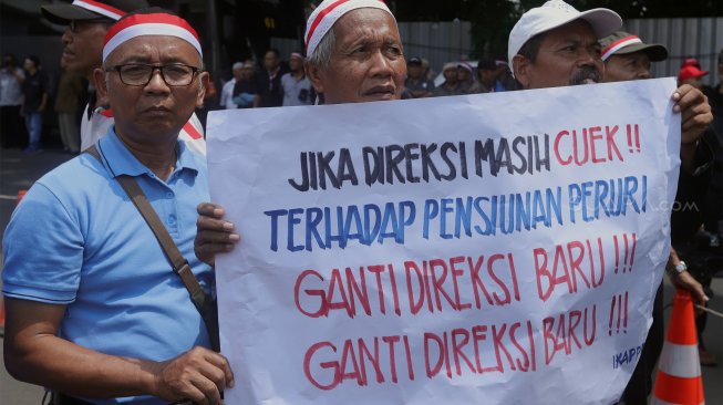 Sejumlah massa yang tergabung dalam Ikatan Pensiunan Perum Percetakan Uang RI (IKAPPRI) melakukan aksi unjuk rasa di depan kantor Peruri, Kebayoran Baru, Jakarta Selatan, Selasa (17/12). [Suara.com/Angga Budhiyanto]