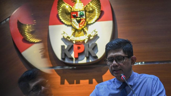 Wakil Ketua KPK La Ode Muhammad Syarif memberikan keterangan pers di gedung KPK, Jakarta, Senin (16/12). [ANTARA FOTO/M Risyal Hidayat]