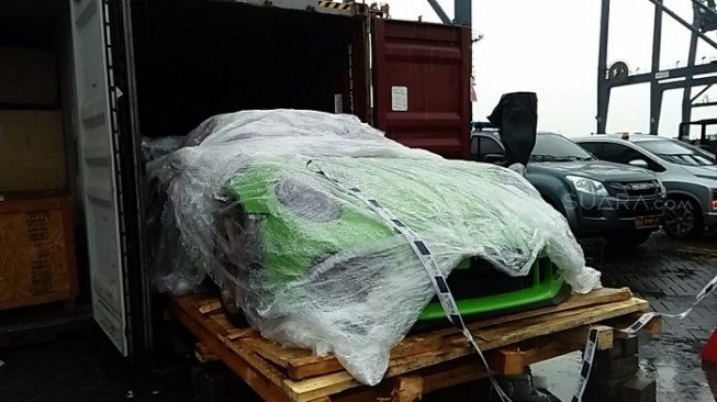 Barang bukti mobil mewah yang diselundupkan di Pelabuhan Tanjung Priok. (Suara.com/Achmad Fauzi).