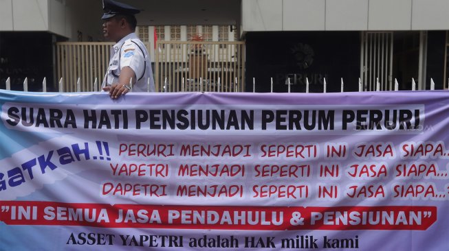 Sejumlah massa yang tergabung dalam Ikatan Pensiunan Perum Percetakan Uang RI (IKAPPRI) melakukan aksi unjuk rasa di depan kantor Peruri, Kebayoran Baru, Jakarta Selatan, Selasa (17/12). [Suara.com/Angga Budhiyanto]