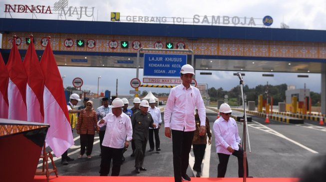 Presiden Joko Widodo meresmikan Jalan Tol Balikpapan-Samarinda seksi 2,3 dan 4 di Samboja, Kutai Kartanegara, Kalimantan Timur, Selasa (17/12).[ANTARA FOTO/Akbar Nugroho Gumay]