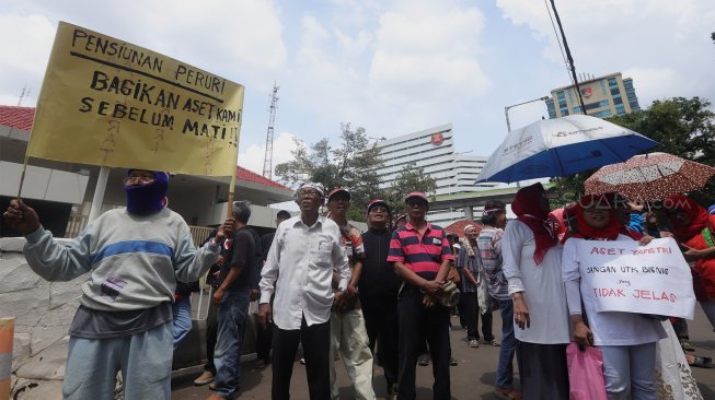 Sejumlah massa yang tergabung dalam Ikatan Pensiunan Perum Percetakan Uang RI (IKAPPRI) melakukan aksi unjuk rasa di depan kantor Peruri, Kebayoran Baru, Jakarta Selatan, Selasa (17/12). [Suara.com/Angga Budhiyanto]