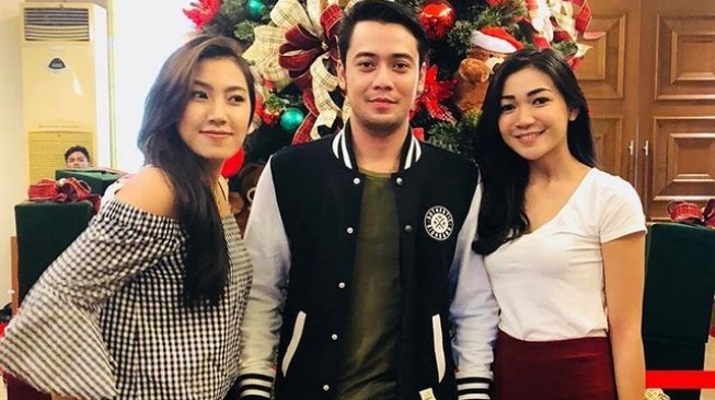 Kriss Hatta bersama pacar, Sherly Carlos (kiri) dan adiknya, Cyndyana Lorens (kanan). [Instagram]