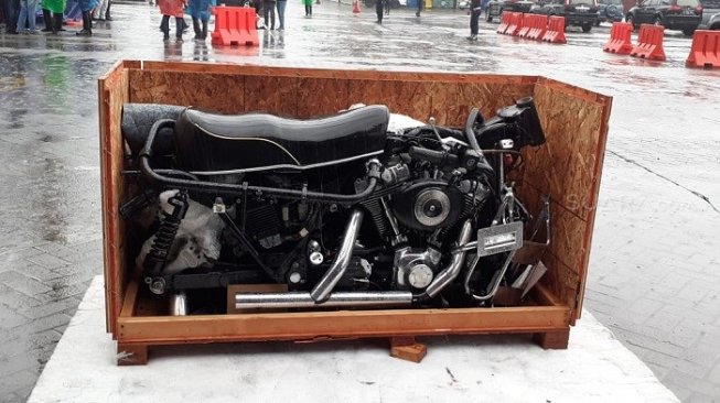 Penampakan barang bukti sepeda motor jenis Harley Davidson yang diselundupkan di Pelabuhan Tanjung Priok. (Suara.com/Achmad Fauzi).