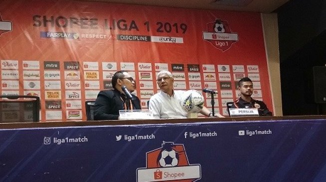 Pelatih Persija Edson Tavares (tengah) dan Bambang Pamungkas (kanan) saat sesi jumpa pers usai pertandingan melawan Persebaya Surabaya di SUGBK, Selasa (17/12/2019). (suara.com/Adie Prasetyo Nugraha). 