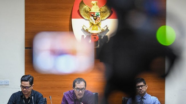 Dua Wakil Ketua KPK La Ode Muhammad Syarif (kanan) dan Saut Situmorang (tengah) didampingi Juru Bicara KPK Febri Diansyah (kiri) memberikan keterangan pers di gedung KPK, Jakarta, Senin (16/12). [ANTARA FOTO/M Risyal Hidayat]