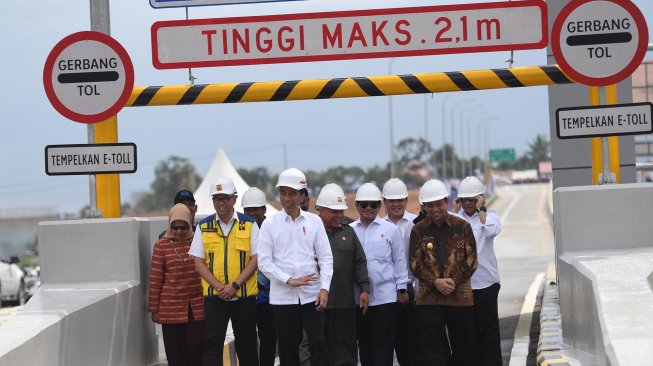 Presiden Joko Widodo meresmikan Jalan Tol Balikpapan-Samarinda seksi 2,3 dan 4 di Samboja, Kutai Kartanegara, Kalimantan Timur, Selasa (17/12).[ANTARA FOTO/Akbar Nugroho Gumay]