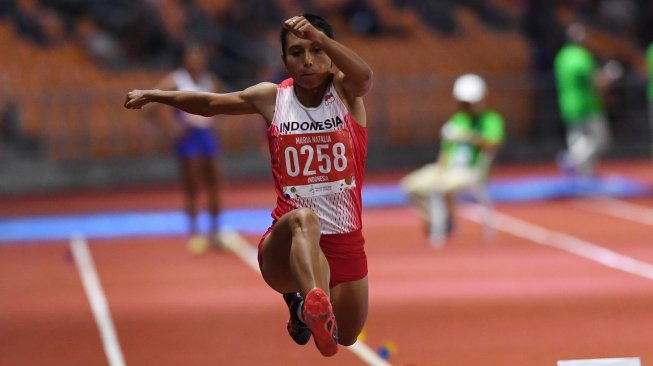 Atlet lompat jangkit Indonesia Maria Natalia Londa melompat pada pertandingan Lompat Jangkit Putri SEA Games ke-30 di Stadion Atletik New Clark, Filipina, Sabtu (7/12/2019). [ANTARA FOTO/Nyoman Budhiana]