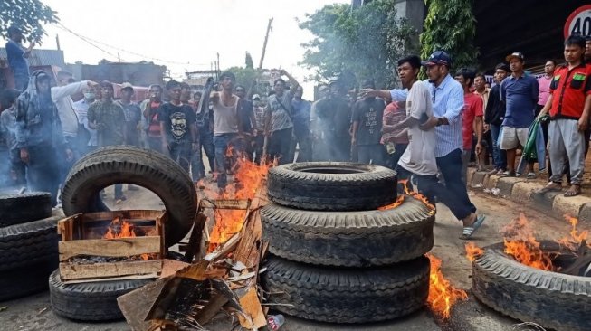 Bakar Ban, Massa Menolak Eksekusi Lahan untuk Kepentingan Tol Becakayu