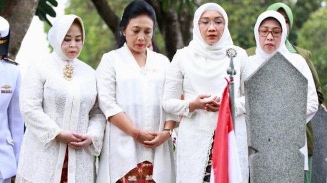 Jelang Hari Ibu, Menteri Bintang Kunjungi Makam Pahlawan Perempuan