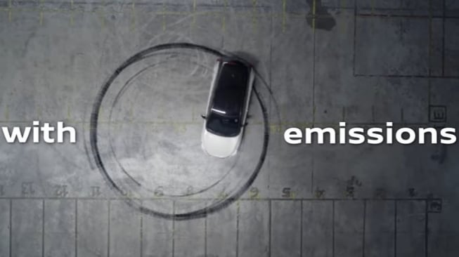 Nissan LEAF with zero emissions saat drifting [YouTube: Nissan Asia and Oceania].