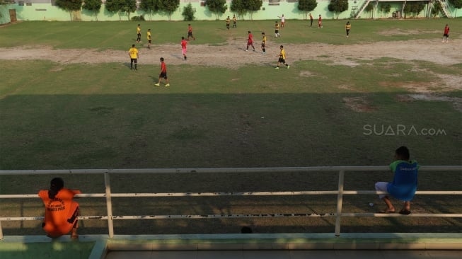 Sejumlah warga berlatih sepak bola di Stadion Voetbalbond Indonesia Jacatra (VIJ), Jakarta, Rabu (18/12). [Suara.com/Angga Budhiyanto]