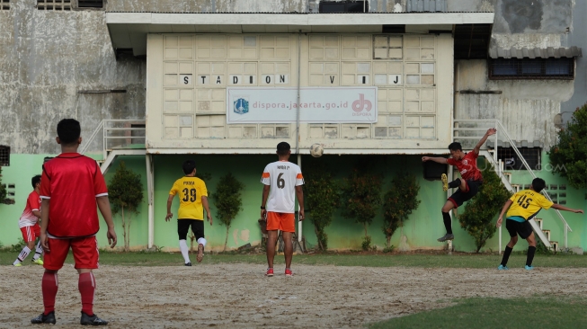 Sejumlah warga berlatih sepak bola di Stadion Voetbalbond Indonesia Jacatra (VIJ), Jakarta, Rabu (18/12). [Suara.com/Angga Budhiyanto]