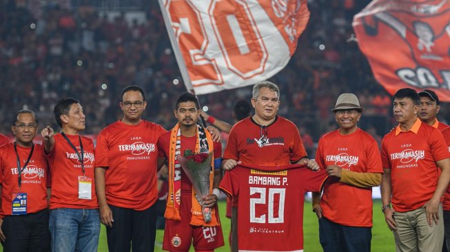 Pesepak bola Persija Jakarta Bambang Pamungkas (keempat kiri) berfoto bersama Gubernur DKI Jakarta Anies Baswedan (ketiga kiri), CEO Persija Jakarta Ferry Paulus (kedua kiri) dan tokoh nasional Dahlan Iskan (kedua kanan) usai melawan Persebaya Surabaya dalam lanjutan Liga 1 di Stadion Utama Gelora Bung Karno (GBK), Jakarta, Selasa (17/12). [ANTARA FOTO/M Risyal Hidayat]