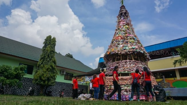 SD Karitas Purwokerto Bikin Pohon Natal Megah dari Sampah. (Suara.com/Anang)