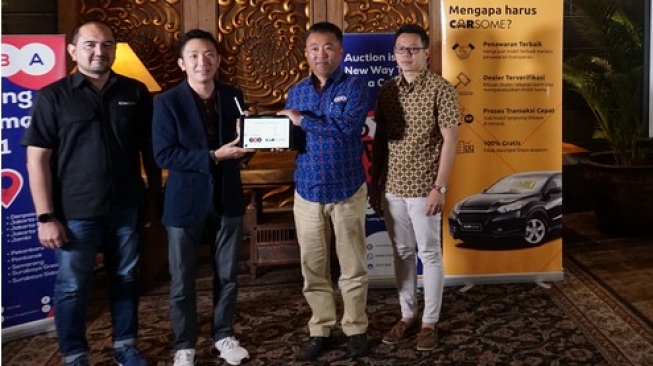 Tanda tangan MoU oleh dua belah pihak (Kiri - Kanan: Shahrol, General Manager Carsome Indonesia, Eric Cheng - Founder & CEO Carsome, Kazuhiro Shioyama,  CEO JBA Indonesia - Jonathan Nicolas - West & Central Regi). [DOk Carsome - JBA].